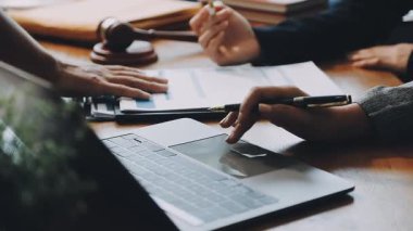 Ofiste çalışırken dizüstü bilgisayar kullanarak iş adamını kapat.