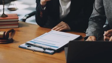 Avukat ofisinde bir belge üzerinde çalışıyor..