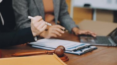 Ofiste çalışan iş adamı avukat