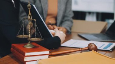 Yargıç avukat ofiste çalışıyor..