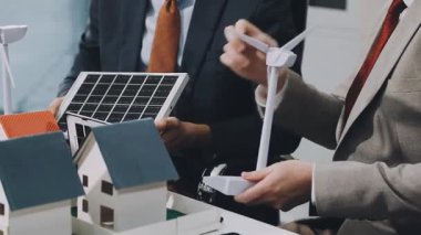 Evin modelini tutan bir adama yaklaş.