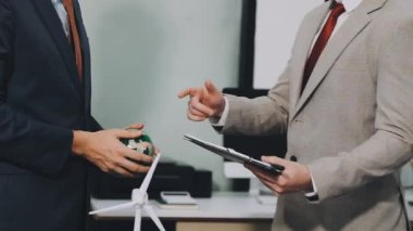 genç iş adamları modern ofis
