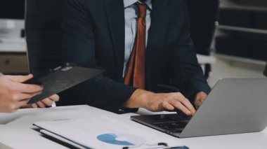 Modern bir iş yerinde iş adamları