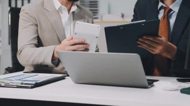 İş arkadaşları modern ofisteki yeni projeyi tartışıyor.