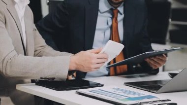 Ofiste tablet bilgisayarla çalışan iş adamı