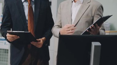 Modern ofiste iş adamı ve işadamları