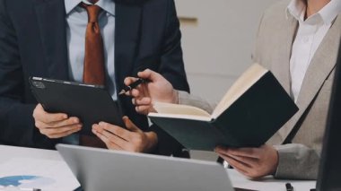 Ofiste birlikte çalışan iş adamları