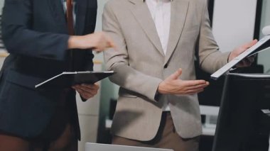 tablet bilgisayar kullanarak iş adamı