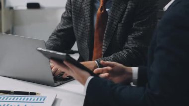 Ofisteki bilgisayarda çalışan iş adamları, orijinal fotoset