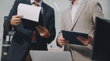 Office, eser tartışırken işadamı