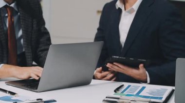 Bilgisayarıyla çalışan bir iş adamının yakınına.