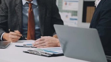 Kapat. Dizüstü bilgisayarı olan iş adamı