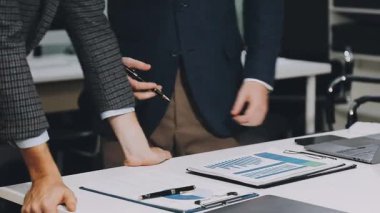 Ofiste çalışan genç bir işadamı.