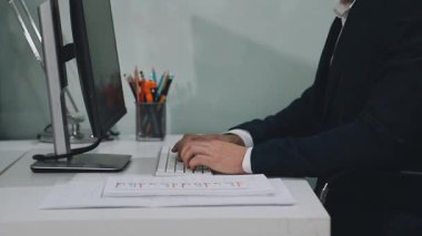 yakın plan - ofiste dizüstü bilgisayar kullanan iş adamının resmi