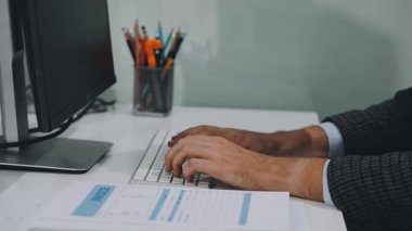 İşadamı dizüstü bilgisayarla çalışıyor