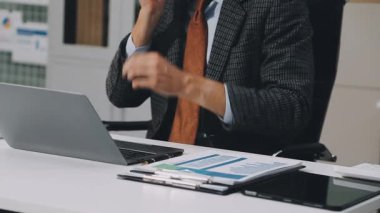 modern ofis dizüstü bilgisayar ile işadamı
