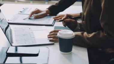 Ofiste dizüstü bilgisayarda çalışan iş adamları