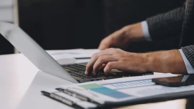 İşadamı ofiste dizüstü bilgisayarla çalışıyor.