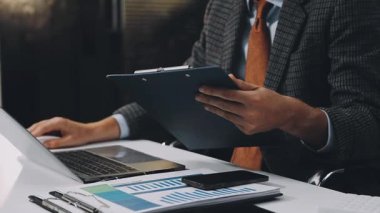 Tablet ve bilgisayarla çalışan işadamı