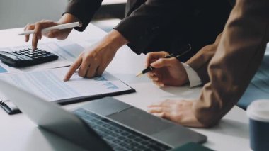Finansal planı tartışan iş ekibinin görüşünü kapat