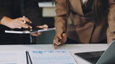 İş ekibi birlikte çalışır ve finansal veriler dizüstü bilgisayarda. takım çalışması konsepti.