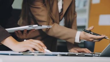 Dijital tablet üzerinde çalışan iş kadını