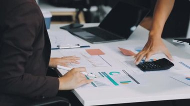 İş kadını ofiste.