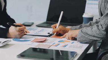 Ofiste mali tablolar ve bilgisayarla çalışan bir iş adamı. İş toplantısı ve beyin fırtınası konsepti.