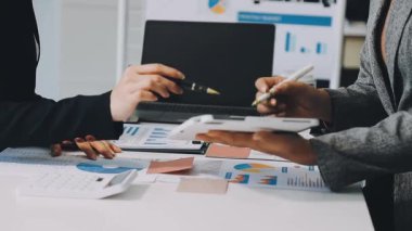 Kapat. Ofis masasında çalışan iş adamları. kopyalama alanı olan fotoğraf