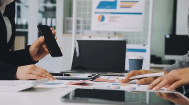 Bilgisayarda finansal verileri tartışan iş adamlarını kapat