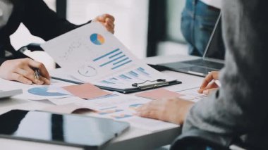 Tabletteki mali grafikleri analiz eden iş adamı