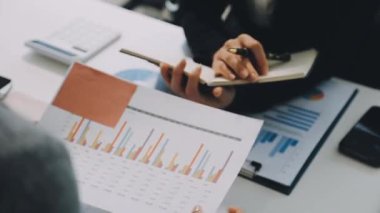 İş ekibi ofiste birlikte çalışıyor.