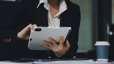 Ofisteki genç bayan.