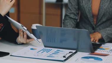 Modern ofisinde çalışan iş kadın