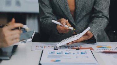 Ofiste dizüstü bilgisayarda çalışan iş kadını..