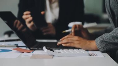 Modern ofisinde çalışan iş takım