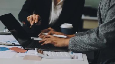 Modern ofiste dizüstü bilgisayarla çalışan iş ekibi.