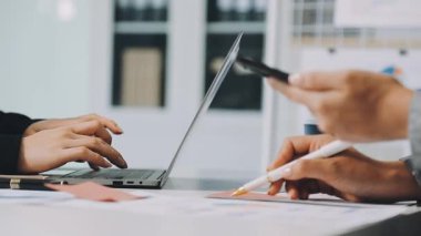 Ofisteki bilgisayarda çalışan iş adamları, iş kurma ekibi toplantısı.