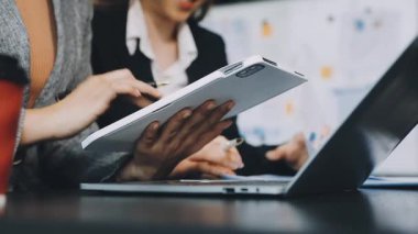 Modern ofiste çalışan işadamları