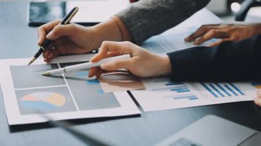 İş adamları toplantı odası, iş ve finans konseptindeki verileri analiz ediyorlar.