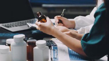 Kadın elleri iş için dizüstü bilgisayar kullanıyor.