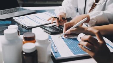 kalem tutan kadın doktor