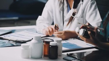 Yakın çekim - hastanede steteskop ile doktor eli