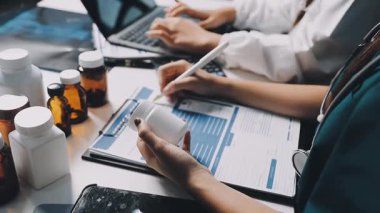 yakın çekim - tablet kullanan doktorların eli