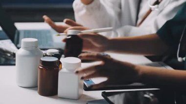 Doktor eli hapları ve hapları tutuyor.