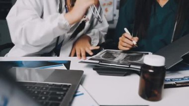 Doktor hastanede çalışıyor..