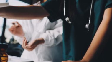 Doktor bir panoda yazıyor