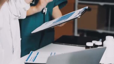 Tıp doktoru hastanede tablet bilgisayarda çalışıyor..