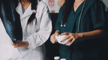 Üniformalı iki genç doktor