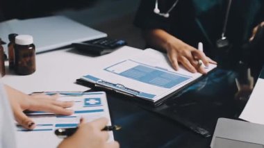 Hastanede pano tutan kadın hastayı kapatın.